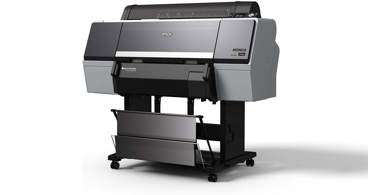 Obraz przedstawia maszyne drukarską EPSON SC-P7000