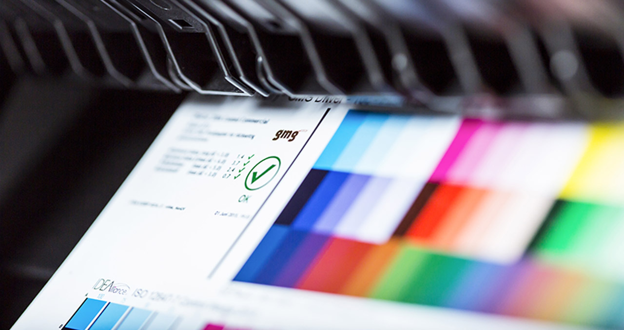 Obraz przedstawia wydrukowany na papierze proof kolorów