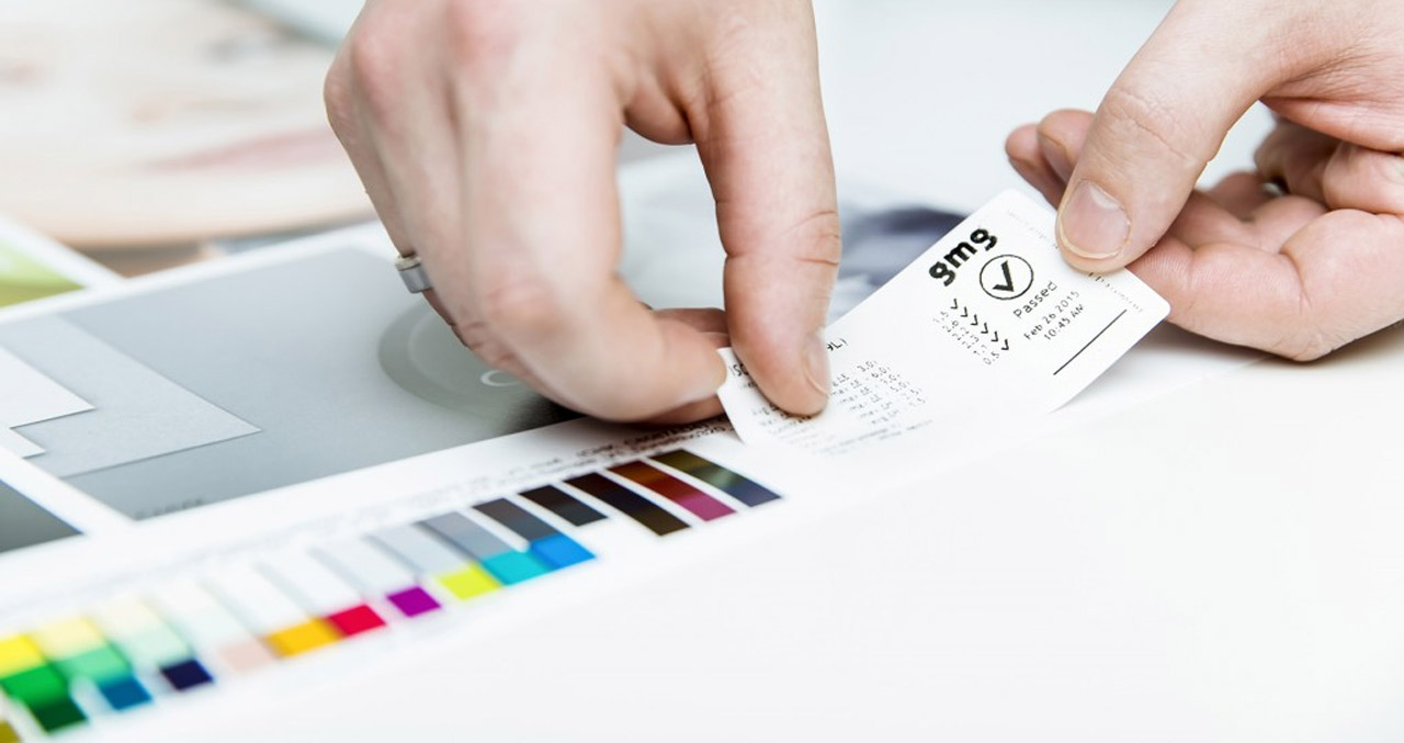 Obraz przedstawia potwierzanie zgodności proofa z normą ISO 12647-7